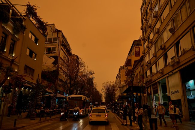 Με σκόνη και λασποψιχάλες η επιστροφή των εκδρομέων του Πάσχα - Νοτιάδες έως 9 μποφόρ και 25 βαθμοί η θερμοκρασία