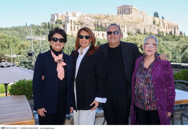 Μιμή και Μαριτίνα Ντενίση: Λαμπερές μητέρα και κόρη, ποζάρουν με φόντο την Ακρόπολη
