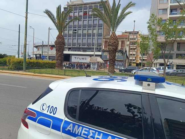 Kαλλιθέα: Μεθυσμένος πυροβόλησε με ούζι γυναίκα σε μπαρ στην Καλλιθέα, συνελήφθη ο δράστης