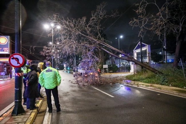 Σαρώνει η κακοκαιρία Erminio: Νεκρός άνδρας στη Νέα Μάκρη, δρόμοι χείμαρροι, σοβαρά προβλήματα -Πού θα χτυπήσει σήμερα