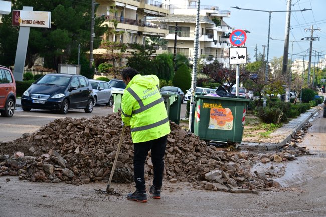 Άνω Γλυφάδα: Δύο ημέρες μετά τον κατακλυσμό και οι καθαρισμοί συνεχίζονται - Με φτυάρια οι κάτοικοι