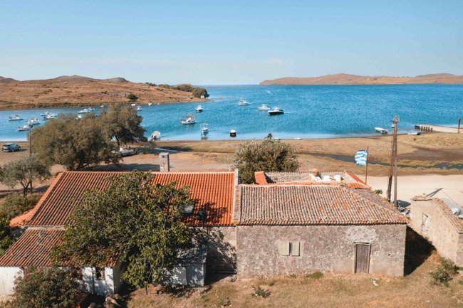 Δύο αποθήκες στη Λήμνο που μετατράπηκαν σε υπέροχη εξοχική κατοικία