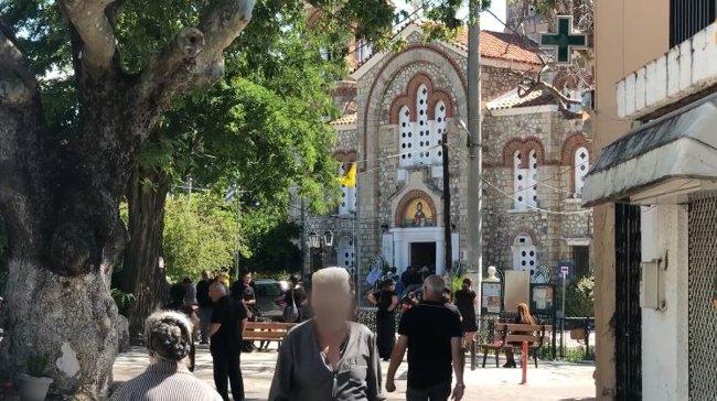 Διπλό έγκλημα στο Αίγιο: Βαρύ το κλίμα στην κηδεία μητέρας και γιου - "Δράμα, τα μυστικά τα πήραν μαζί τους"