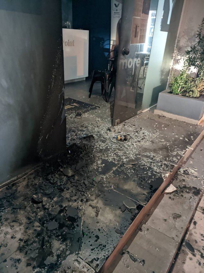 Εμπρηστική επίθεση τα ξημερώματα σε επιχειρήσεις της συζύγου του Νίκου Χαρδαλιά [Eικόνες]