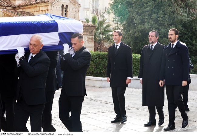 Συγκινημένοι οι Ντε Γκρες: Ο Παύλος, ο Νικόλαος και ο Φίλιππος ακολουθούν τη σορό της πριγκίπισσας Ειρήνης