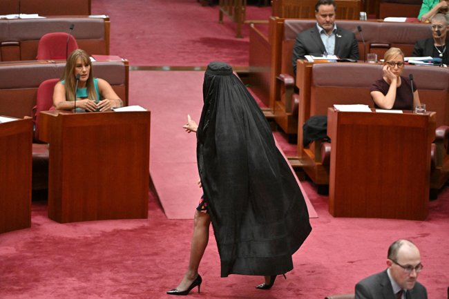 Αυστραλία: Aκροδεξιά γερουσιαστής πήγε στη Βουλή με μπούρκα - "Αν δεν θέλουν να τη φοράω, να την απαγορεύσουν"