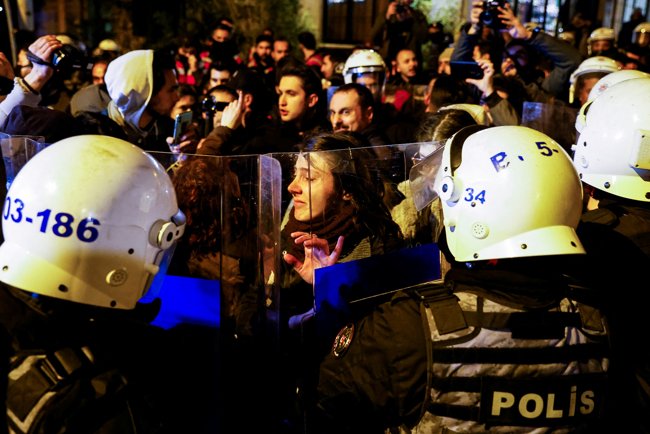 Τουρκία: Τα ΜΑΤ ψέκασαν τον κόσμο με σπρέι πιπεριού, στην πορεία για την Παγκόσμια Ημέρα της Γυναίκας