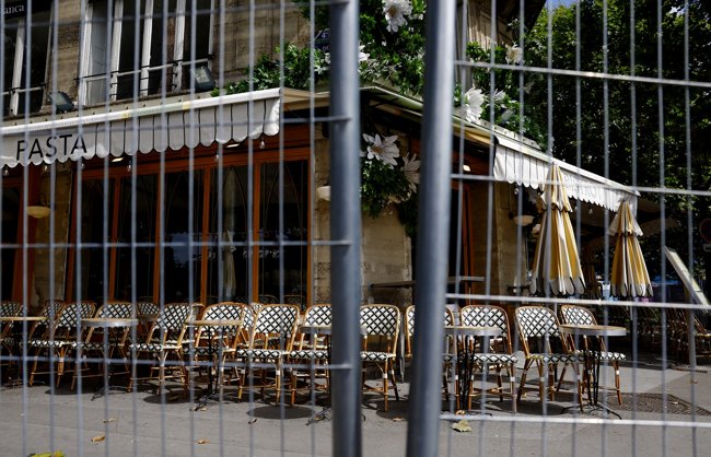 Αγνώριστο το Παρίσι: Άδειοι δρόμοι, κλειστά καταστήματα, κιγκλιδώματα παντού - Οι Ολυμπιακοί Αγώνες έδιωξαν τους τουρίστες