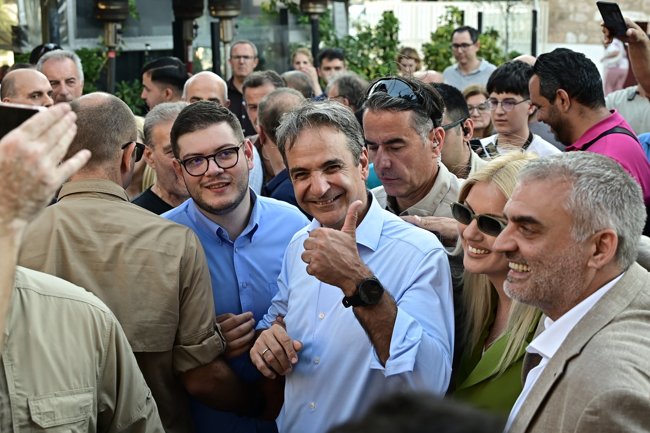 Γιατί ενώ όλα δείχνουν κάλπες τον Οκτώβριο, ο Μητσοτάκης επιμένει ότι οι εκλογές θα γίνουν το 2027