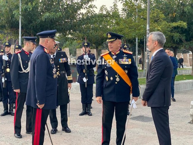 Η Θεσσαλονίκη γιορτάζει: Έπαρση της σημαίας στον Λευκό Πύργο - Κανονιοβολισμοί από την φρεγάτα Σπέτσαι [βίντεο]