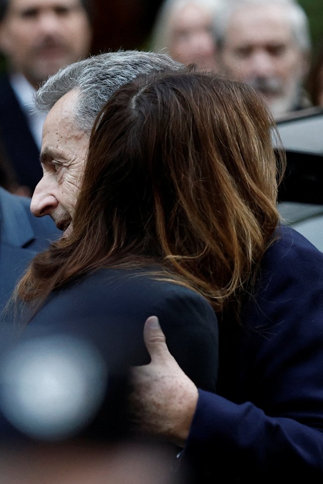Ο Σαρκοζί στη φυλακή: Δεν του άρεσε το φαγητό και του πήγε σάντουιτς η Μπρούνι - Η ειδική μεταχείριση στα επισκεπτήρια