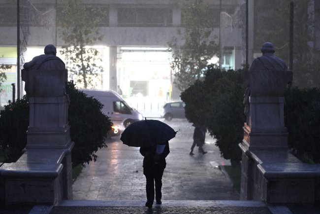 Η κακοκαιρία Byron "χτυπά" την Αθήνα: Καταιγίδες, αστραπές και κυκλοφοριακά προβλήματα σε πολλές περιοχές