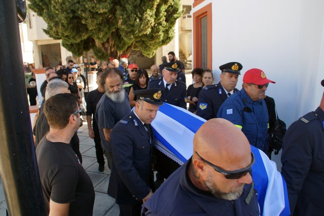 Ρόδος: Βαρύ κλίμα στην κηδεία του 52χρονου πυροσβέστη - Άγημα συναδέλφων του τον συνόδευσε στην τελευταία του κατοικία [εικόνες]