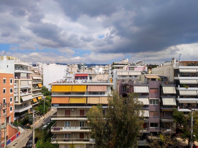 Πιέζει το ΔΝΤ για φόρο στα κλειστά ακίνητα – Πώς απαντά η κυβέρνηση