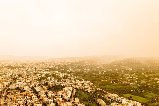 Απόκοσμες εικόνες στην Κρήτη: Η αφρικανική σκόνη σκέπασε Ηράκλειο, Χανιά, Ρέθυμνο [εικόνες - βίντεο]