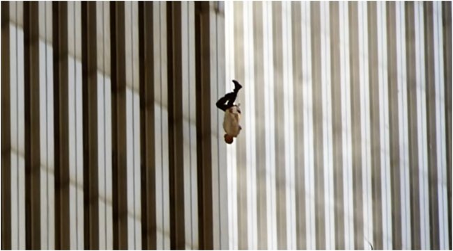 11η Σεπτεμβρίου: Ποιος ήταν ο "Falling Man" - Η αδελφή του άνδρα της συγκλονιστικής φωτογραφίας μιλά 25 χρόνια μετά