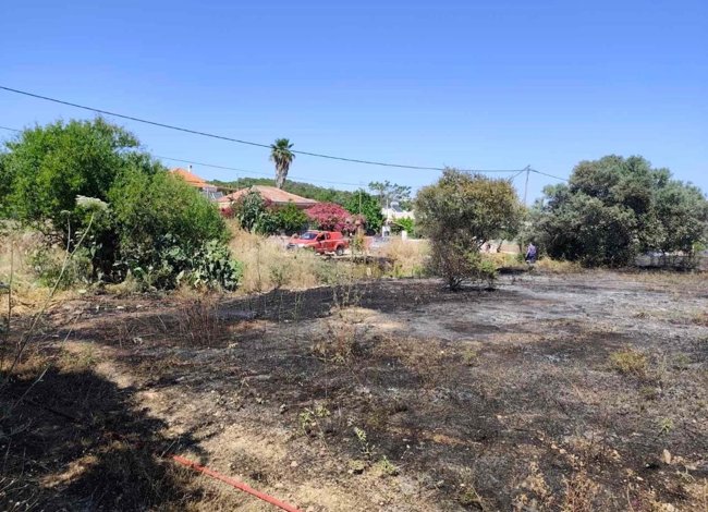 Αίγινα: Σύλληψη 62χρονης για εμπρησμό από αμέλεια – Έκαιγε απορρίμματα στην αυλή του σπιτιού της