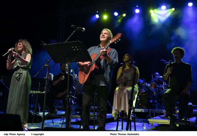 O Γιώργος Νταλάρας αποχαιρετά με τρεμάμενη φωνή τον Γιώργο Μαζωνάκη στο κατάμεστο Καλλιμάρμαρο