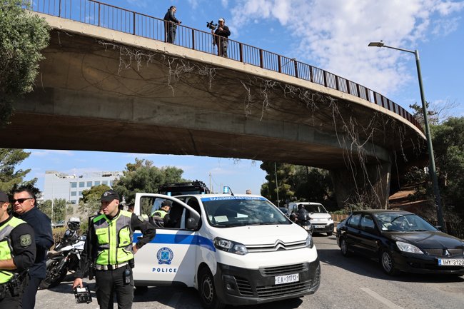 Tροχαίο στη Λεωφόρο Βουλιαγμένης: Ανετράπη φορτηγό στο ύψος του Ελληνικού – Απεγκλωβίστηκε ο οδηγός