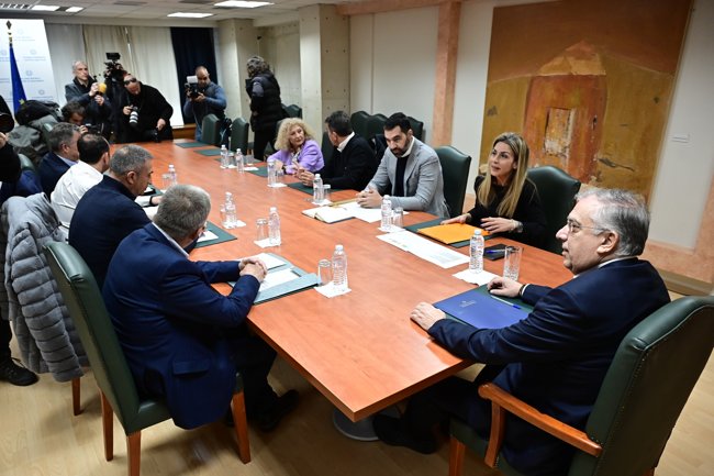 Συνάντηση Θεοδωρικάκου με βενζινοπώλες: Εφαρμογή του πλαφόν έως τις 30 Ιουνίου - Δεν θα γίνουν απεργίες
