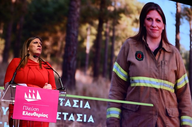 Το απίστευτο σόου της Κωνσταντοπούλου με AI σε εκδήλωση της Πλεύσης Ελευθερίας: Η Ζωή πυροσβέστης, δικαστής, καπετάνιος... [εικόνες]