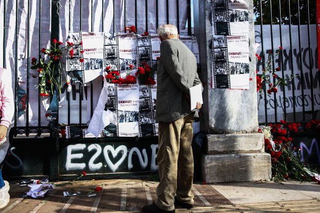 Πολυτεχνείο: Μικροεπεισόδια πριν κλείσουν οι πύλες - Η πορεία της αιματοβαμμένης σημαίας [εικόνες - βίντεο]