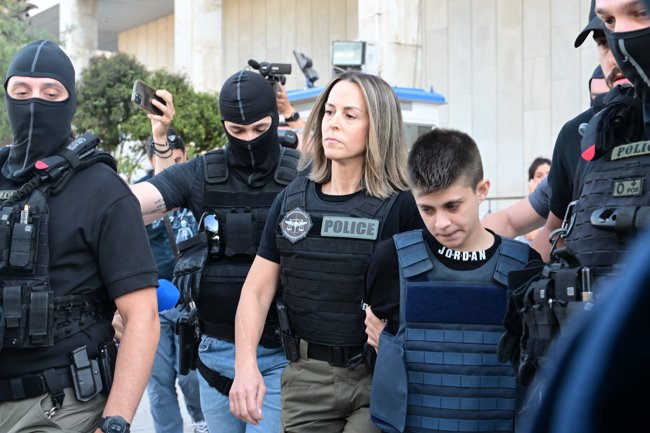 ΕΛΑΣ: Ποια είναι η αγέρωχη αστυνομικός που συνοδεύει τη Μουρτζούκου και τη 43χρονη πρώην σύζυγο του Πολωνού