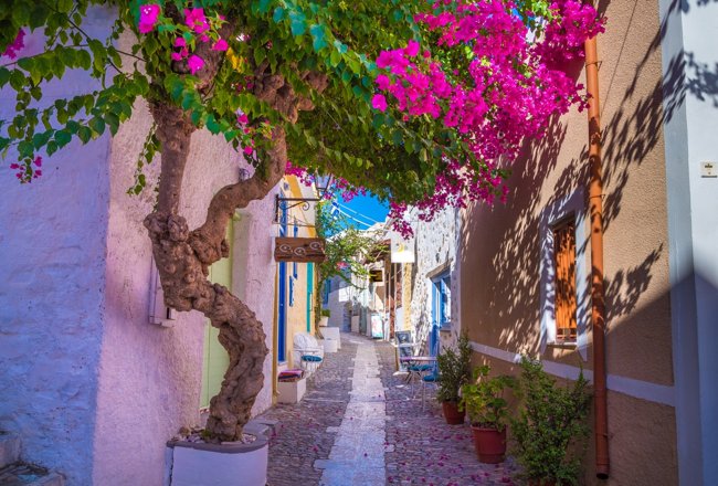 Το αριστοκρατικό ελληνικό νησί που πρωταγωνιστεί σε διεθνή Μέσα - Αρχοντικό, θυμίζει Ιταλία