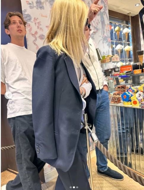 "Ασφαλής" ο Οδυσσέας Κίμωνας Ντε Γκρες: Σε χαλαρή βόλτα με τους γονείς του μετά το ατύχημα στο κεφάλι