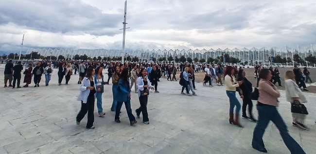 Κοσμοπλημμύρα στο ΟΑΚΑ για τη μεγάλη συναυλία της Αννας Βίσση - "Σύμμαχος" ο καιρός για τους θεατές [εικόνες, βίντεο]