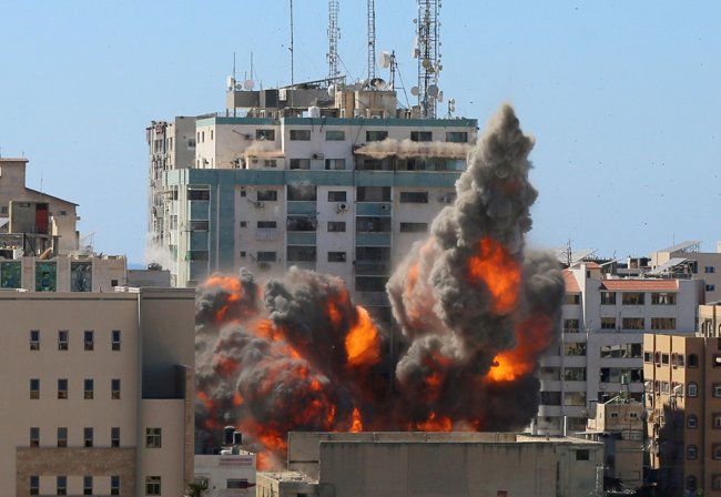 Associated Press για την ισοπέδωση των γραφείων του: "Είμαστε τρομοκρατημένοι" - Συγκλονιστικές εικόνες μετά τον βομβαρδισμό