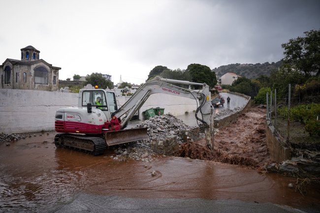Κρήτη: Δραματικές εικόνες από την κακοκαιρία: Δεκάδες εκκενώσεις τη νύχτα και πολλοί οικισμοί χωρίς νερό [βίντεο]