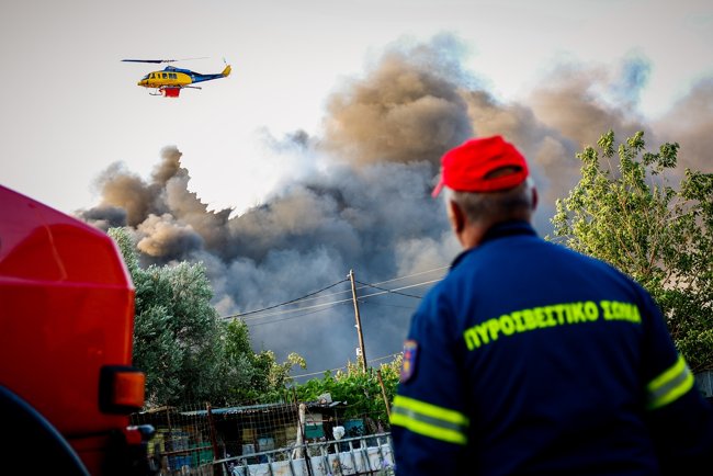 Φωτιά στο Ωραιόκαστρο: Μάχη δίνουν τα εναέρια μέσα με τις φλόγες σε δύο εργοστάσια - Στη Θεσσαλονίκη το τοξικό νέφος