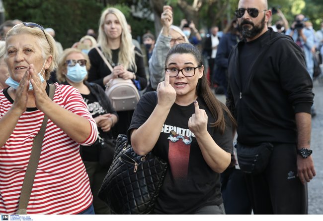 Χρυσή Αυγή: Nέο προκλητικό σόου Ουρανίας με τη γνωστή χειρονομία - Τι φώναξε στον πατέρα της πριν μπει στην κλούβα [Βίντεο]