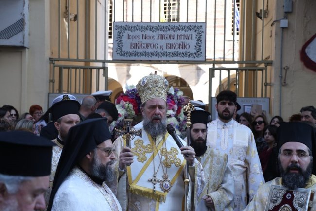 Θεσσαλονίκη: Με μεγάλη κατάνυξη η περιφορά του Επιταφίου του Αγίου Μηνά [εικόνες - βίντεο]