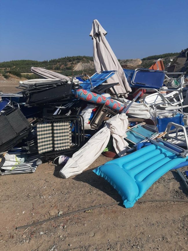 Χαλκιδική: Ξηλώθηκαν 100 παράνομες ομπρέλες και ξαπλώστρες από την παραλία της Γερακινής [εικόνες]
