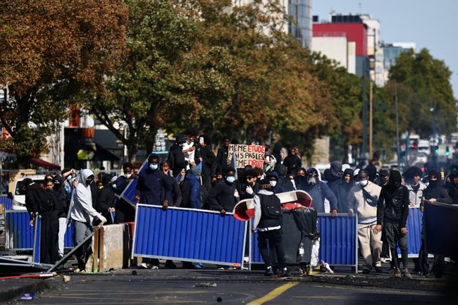 Σκηνές βίας στη Γαλλία: Μαθητής έχασε το μάτι του - Kαθηγήτρια δέχθηκε επίθεση με φλογοβόλο στις διαδηλώσεις