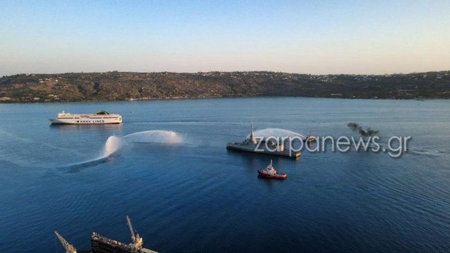 Στη Σούδα η φρεγάτα "Κίμων" - Η εντυπωσιακή υποδοχή με αψίδες νερού από παραπλέοντα πλοία [βίντεο]