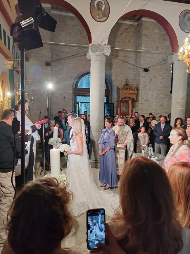 Ο πρώην σύζυγος της Ελενας Ράπτη παντρεύτηκε με το ίδιο γαμπριάτικο κοστούμι μια νύφη "κλώνο" της