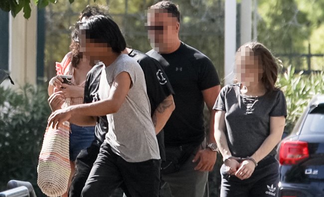 Κυψέλη: Στην Ευελπίδων με χειροπέδες και σκυμμένα κεφάλια οι τρεις συλληφθέντες - Η ώρα των εξηγήσεων για το νεκρό βρέφος