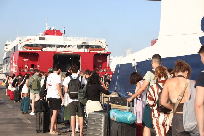 Αδειάζει η Αττική: Πάνω από 50.000 αναχωρήσεις από τα λιμάνια – Κορυφώνεται η έξοδος των αδειούχων