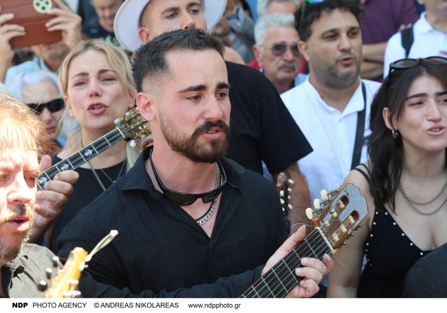 Νίκος Καλογερόπουλος: Συντετριμμένος ο γιος του Ιάσονας, σπάραξε ο Πάνος Βλάχος - Σε βαρύ κλίμα η κηδεία του