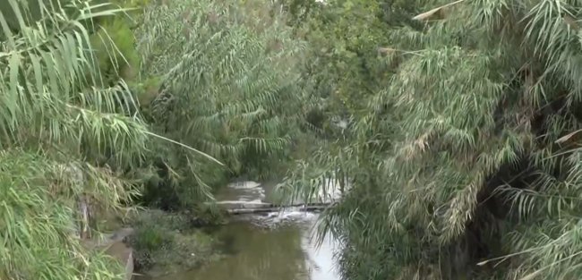 Ρέμα Πικροδάφνης: Γεμίζει λύματα και σαπουνάδες με την πρώτη βροχή - Ανάστατοι οι κάτοικοι ζητούν παρέμβαση