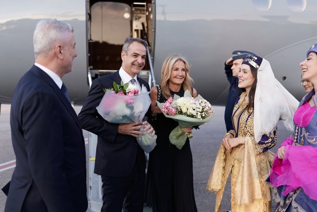 Στην Αγκυρα ο Μητσοτάκης για τη Σύνοδο του ΝΑΤΟ - Η θερμή χειραψία με τον Ερντογάν και οι ελληνικές θέσεις