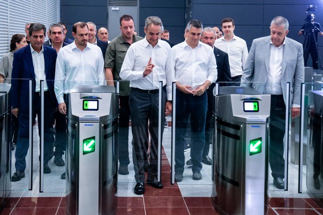 Η στιγμή που ο Μητσοτάκης παίρνει το μετρό και κάνει τη νέα διαδρομή στη Θεσσαλονίκη [βίντεο - εικόνες]
