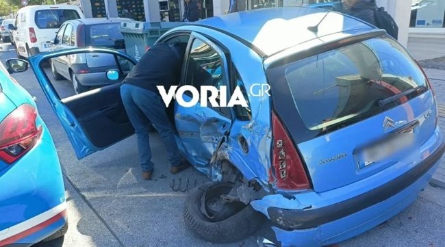 Τροχαίο στη Θεσσαλονίκη: Έπαθε επιληπτική κρίση ενώ οδηγούσε και έπεσε σε σταθμευμένα οχήματα [εικόνες - βίντεο]