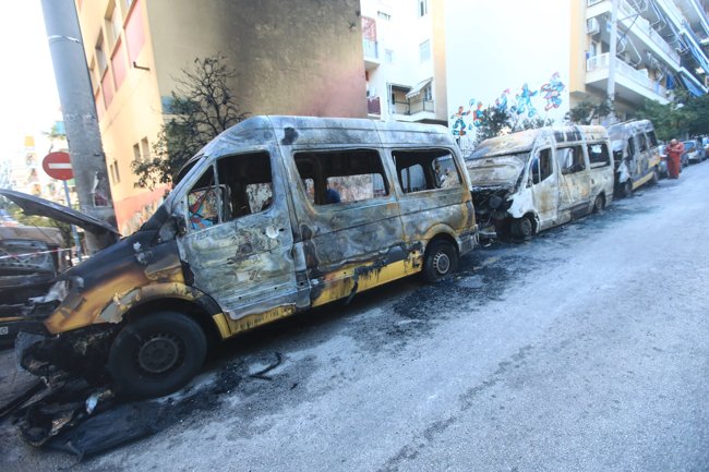 Εμπρηστική επίθεση στου Ζωγράφου:  Άγνωστοι βγήκαν από την Πανεπιστημιούπολη και πυρπόλησαν σχολικά, ΙΧ και μοτοσικλέτες