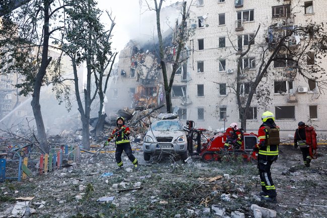 Πύρινη κόλαση το Κίεβο: Τουλάχιστον 17 νεκροί και 50 τραυματίες από ρωσικές επιθέσεις - Κατέρρευσε πολυκατοικία