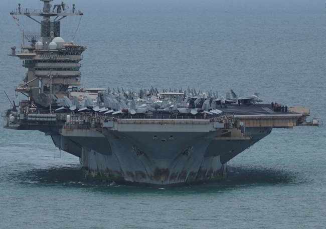 Αεροπλανοφόρο Lincoln: Έπιασε λιμάνι μετά από 270 μέρες στη θάλασσα - Απόβαση ναυτών στην Ταϊλάνδη [βίντεο]
