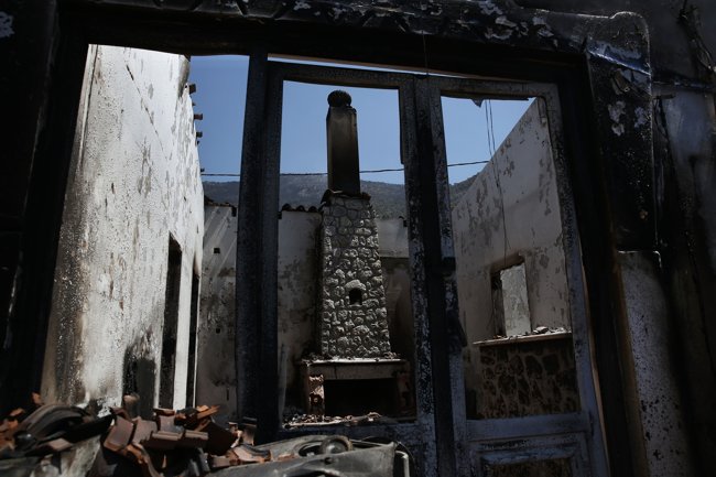 Φωτιά Δ. Αττική: Οι κόποι μιας ζωής χαμένοι σε μια στιγμή, σπίτια προς κατεδάφιση, σημαδεμένα με κόκκινο τρίγωνο